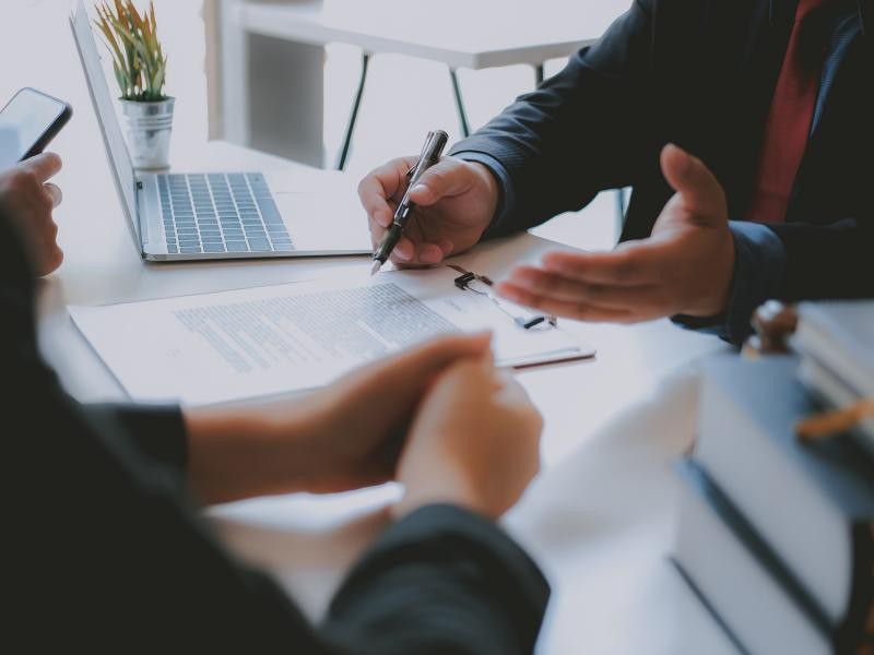 Indicadores Financeiros Chave: Como a Consultoria Empresarial te ajuda a interpretar e usar esses dados para decidir melhor
